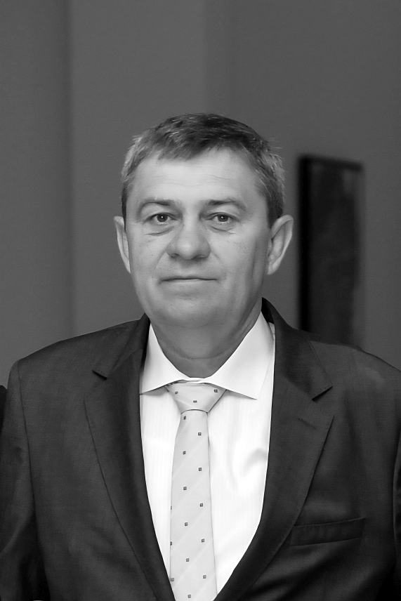 УГЉЕВИК, 17. АВГУСТА /СРНА/ - У угљевичком Центру за културу сутра ће бити одржана комеморација трагично преминулом Цвјетку Стојановићу /66/ који је радни вијек провео у Руднику и Темоелектрани "Угљевик", гдје је дао немјерљив допринос производном процесу.