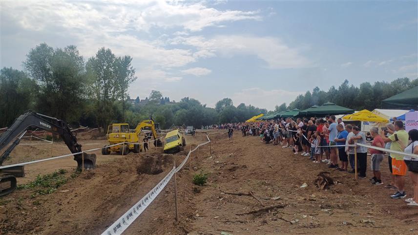 ДЕРВЕНТА, 17. АВГУСТА /СРНА/ - У Дервенти је одржана прва "Оф роуд" трка која је окупила седам екипа са више од 40 учесника из Републике Српске, Федерације БиХ, Хрватске и Аустрије који су показали вјештине и адреналинску вожњу џиповима.