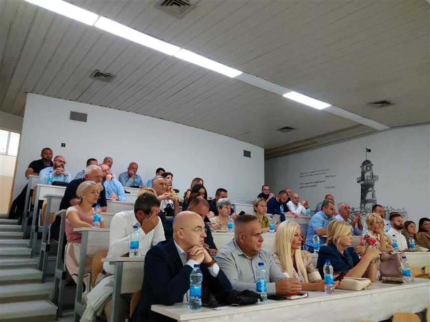 ИСТОЧНО САРАЈЕВО, 18. АВГУСТА /СРНА/ - Републички педагошки завод организовао је данас у Источном Сарајеву групни савјетодавно-инструктивни рад с циљем упознавања директора основних и средњих школа са новитетима који ће наставници примјењивати у наредној школској години ради побољшања квалитета рада у васпитно-образовним установама у Републици Српској.