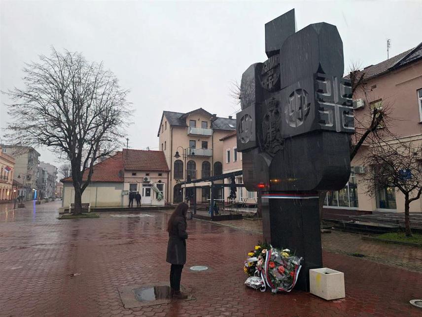 ШАМАЦ, 18. АВГУСTА /СРНА/ - Предсједник Клуба историчара "Посавина" Маја Видовић испред споменика Друге Посавске бригаде Војске Републике Српске.