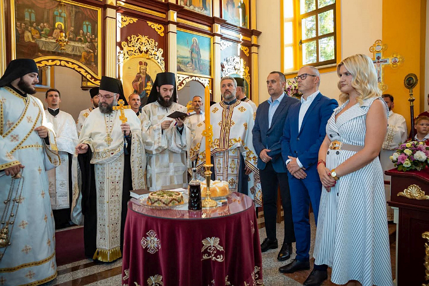 ПРЊАВОР, 19. АВГУСТА /СРНА/ - У Храму Светог великомученика Георгија у Прњавору служена је литургија поводом Преображења Господњег, градске славе, а у Спомен-храму на Вучијаку и парастос за 626 погинулих бораца који су свој живот дали за слободу Републике Српске.	