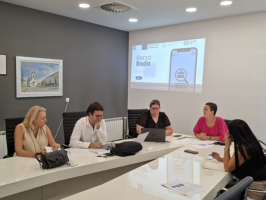 ИСТОЧНО САРАЈЕВО, 19. АВГУСТА /СРНА/ - Савјет запошљавања Источног Сарајева разматрао је на данашњој сједници нацрт акционог плана за запошљавање у овом граду, те представио радну верзију апликације "Берза рада", сервиса који ће спајати све оне који траже посао и послодавце.