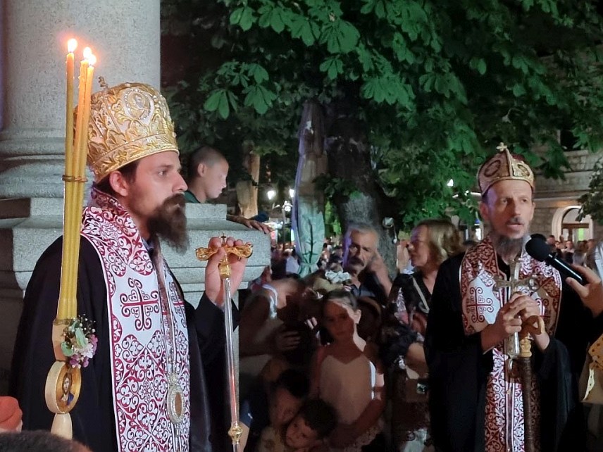 TРЕБИЊЕ, 19. АВГУСТА /СРНА/ - Његово високопреосвештенство митрополит захумско-херцеговачки и приморски Димитрије рекао је вечерас да су мајчинство и породица у кризи, да су људи заборавили срце, духовност и Бога живога, те истакао да ће им, када се тога сјете, све бити потаман.