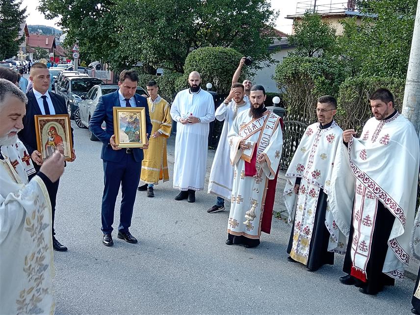 СОКОЛАЦ, 1. АВГУСTА /СРНА/ - Повеља општине Соколац, као највеће општинско признање, вечерас је постхумно додијељено доктору Драгољубу Лазаревић, који је са чином пуковника обављао дужност начелника хируршког одјељења у Болници Главног штаба Војске Републике Српске.