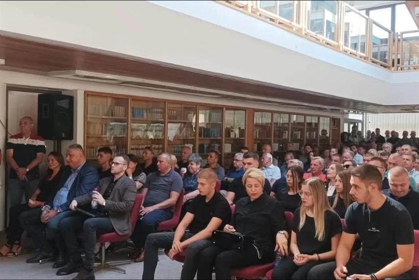 БИЈЕЉИНА, 20. АВГУСТА /СРНА/ - У Бијељини је одржана комеморација истакнутом друштвено-политичком радник из овог града Златану Лазаревићу, а телеграме саучешћа упутили су предсједник Милорад Додик, као и српски члан Предсједништва БиХ Жељка Цвијановић.	