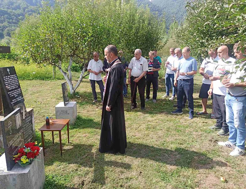 ЗВОРНИК, 21. АВГУСТА /СРНА/ - У Дрињачи код Зворника данас је служен парастос и положено цвијеће на мјесту гдје су, након проглашења Независне Државе Хрватске /НДХ/ 1941. године локалне усташе - муслимани и Хрвати извршили страшан злочин над српским народом.