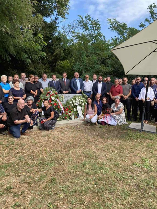 ЗАГРЕБ, 23. АВГУСТА /СРНА/ - У мјесту Носковачка Дубрава у Хрватској данас је одржана комеморација поводом 83 године од страдања 69 дјеце Поткозарја, која су 1942. године преминула од глади и болести у усташком логору у овом селу покрај Слатине.