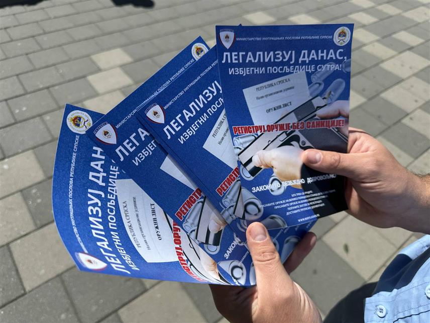 БИЈЕЉИНА, 25. АВГУСТА /СРНА/ - Припадници Полицијске управе Бијељина су на Тргу краља Петра Првог Карађорђевића дјелили промотивне летке поводом кампање "Региструј оружје без санкције".