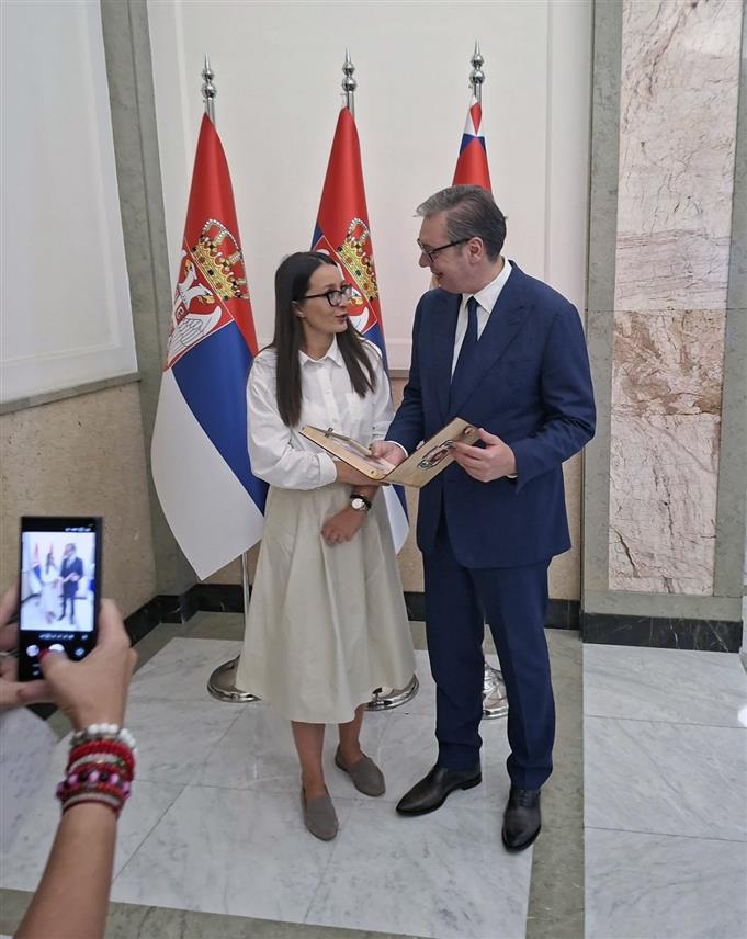 БЕОГРАД, 25. АВГУСТА /СРНА/ - Начелник општине Дрвар Душица Рунић уручила је данас у Београду књигу предсједнику Србије Александру Вучићу, која је издата у знак захвалности за помоћ Србије овој локалној заједници и српском народу ван граница матице.	