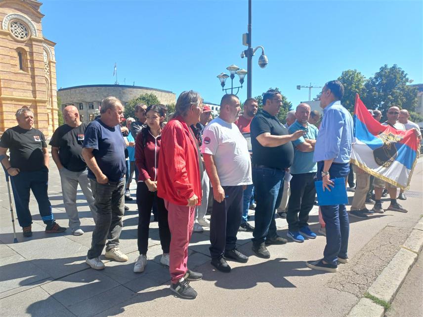 БАЊАЛУКА, 26. АВГУСТА /СРНА/ - Чланови Удружења ветерана "Гарда Пантери" и данас су се окупили испред бањалучке Градске управе, јер им градоначелник Драшко Станивуковић није доставио информације о градњи централног спомен-обиљежја у Бањалуци, те са мирног протеста затражили да се споменик гради на новој локацији.