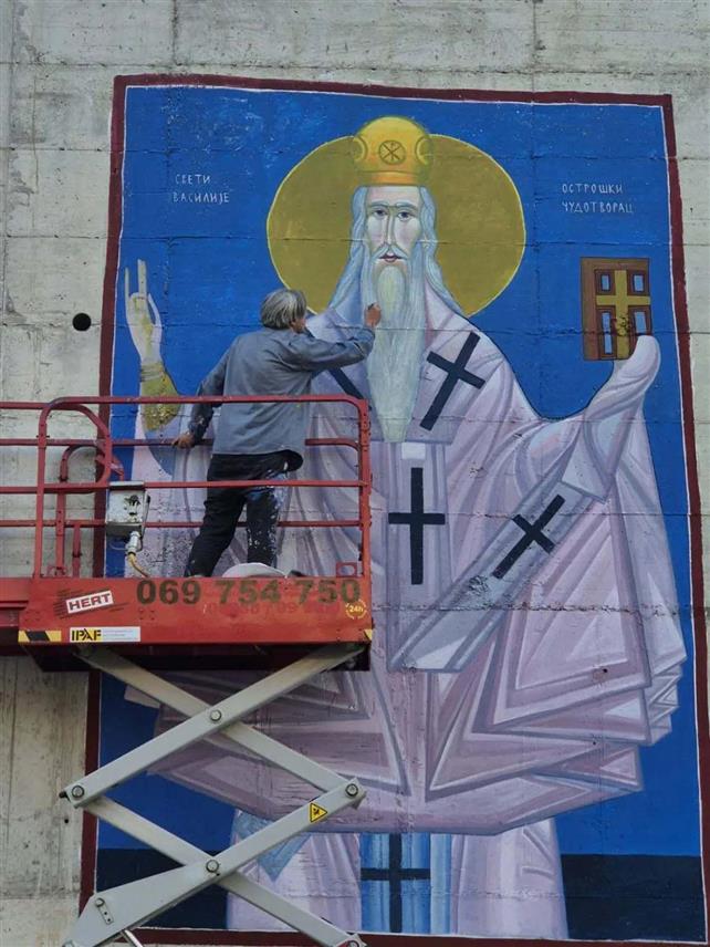 ПОДГОРИЦА, 26. АВГУСТА /СРНА/ - Иконописац Мијалко Ђунисијевић осликао је мурал са ликом Светог Василија Острошког у мјесту Виталац, гдје ће убудуће дочекивати и испраћати путнике на путу од Никшића према Tребињу.