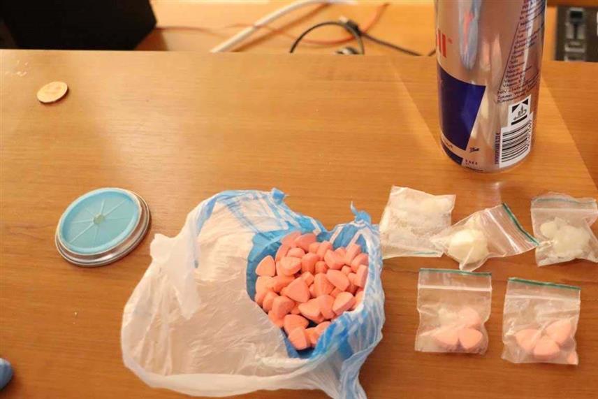 ГРАДИШКА, 26. АВГУСТА /СРНА/ - Полиција је ухапсила два лица у оквиру акције "Ред бул" и пронашла више врста дроге на подручју Градишке и Бањалуке.
