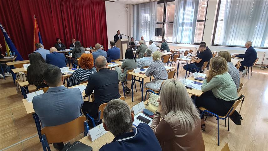 ДОБОЈ, 27. АВГУСТА / СРНА/ - Одборници Скупштине града Добој подржали су Декларацију Савеза општина и градова Републике Српске којом се одбацује пресуда предсједнику Републике Српске Милораду Додику.