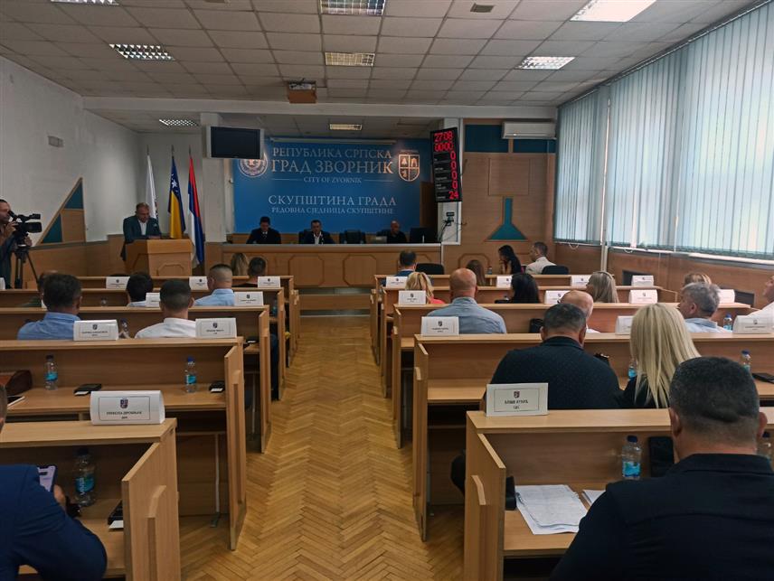 ЗВОРНИК, 27. АВГУСТА/СРНА/ - Скупштина града Зворника усвојила је данас Декларацију Савеза општина и градова Републике Српске којом се одбацује пресуда предсједнику Републике Српске Милораду Додику.
