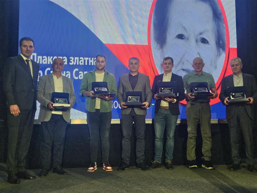 ПАЛЕ, 27. АВГУСТА /СРНА/ - На Палама је вечерас одржана свечана академија, поводом крсне славе општине - Велике Госпојине, на којој су додијељене повеље и признања заслужним колективима, удружењима и појединцима који су у разним сферама допринијели развоју ове локалне заједнице.	