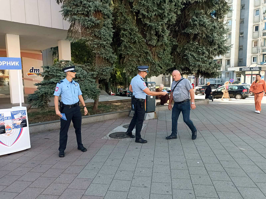 ЗВОРНИК, 28. АВГУСТА /СРНА/ - Припадници Полицијске управе Зворник дијелили су данас летке с циљем упознавања грађана о законској могућности да до краја године легално региструју ватрено оружје - пиштољ, револвер, спортско или ловачко оружје, за које немају дозволу, без доказивања поријекла и без правних посљедица.
