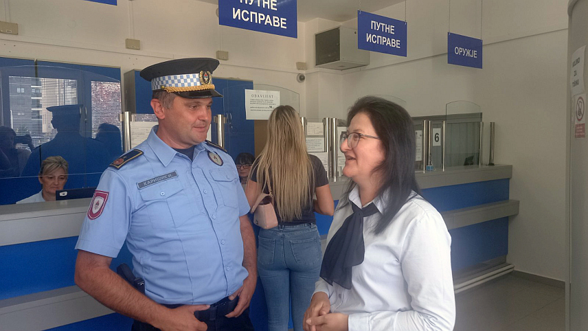 ИСТОЧНО САРАЈЕВО, 28. АВГУСТА /СРНА/ - Становницима Источног Новог Сарајева, Пала и Источне Илиџе омогућено је електронско заказивање термина за подношење захтјева за израду путне исправе, као и за њено подизање, а начин кориштења ове услуге представљен је данас у Полицијској управи Источно Сарајево.