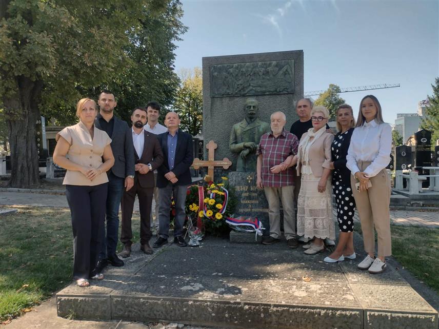 БЕОГРАД, 28. АВГУСТА /СРНА/ - Манифестација "Кочићев дан у Београду", која се традиционално организује као дио "Кочићевог збора", почела је данас полагањем цвијећа и прислуживањем свијећа на гробу Петра Кочића у Алеји великана на београдском Новом гробљу.