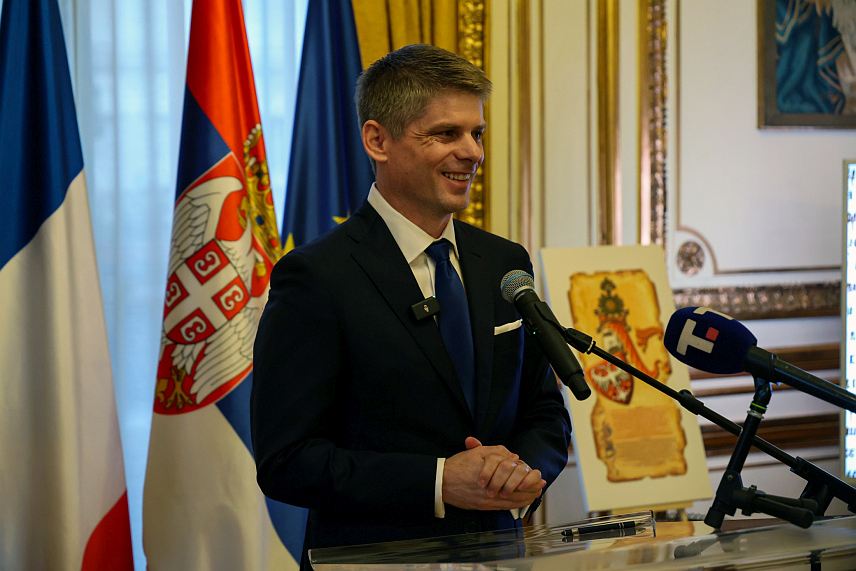 ПАРИЗ, 28. АВГУСТА /СРНА/ - Директор Канцеларије Владе Србије за јавну и културну дипломатију Арно Гујон истакао је у Паризу на обиљежавању 100 година учења српског језика у Француској да су бројни француски интелектуалци бранили истину Србије и српског народа науштрб личних каријера.