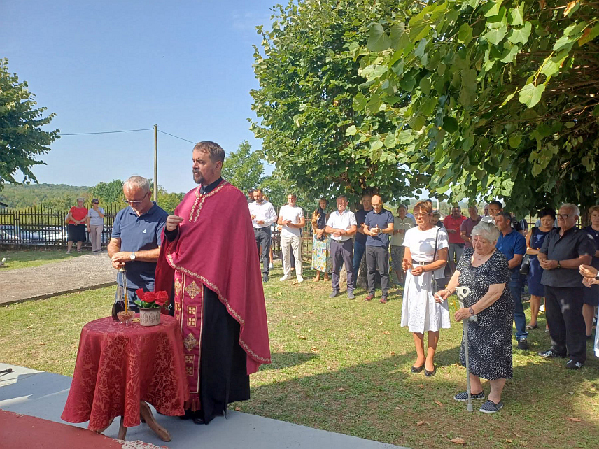 БРОД, 28. АВГУСТА /СРНА/ - У бродском насељу Мала Брусница данас је служен помен за осам погинулих бораца Војске Републике Српске из овог мјеста, а у храму посвећеном Успењу Пресвете Богородице прослављена је Велика Госпојина, која је и слава села.
