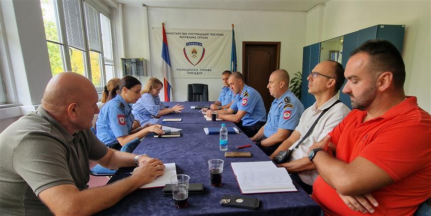 ПРИЈЕДОР, 28. АВГУСТА /СРНА/ - У оквиру кампање Министарства унутрашњих послова /МУП/ Републике Српске "Заштитимо дјецу у саобраћају" данас је у просторијама Полицијске управе Приједор одржан састанак са субјектима стварања повољних услова за безбједно учешће школске дјеце у саобраћају.	