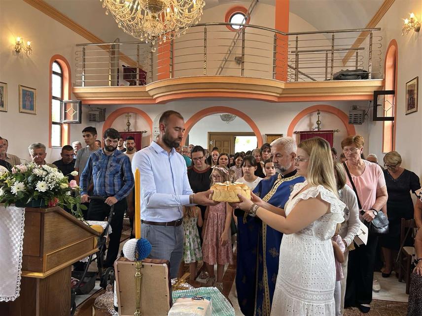 КОЗАРСКА ДУБИЦА, 28. АВГУСТА /СРНА/ - У Бачванима код Козарске Дубице данас је прослављена храмовна слава Велика Госпојина, у години када се обиљежавају и двије деценије од освештања ове богомоље која је недавно санирана.