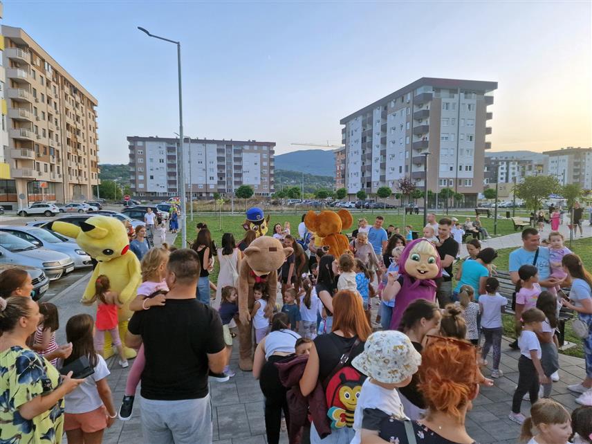 ИСТОЧНО НОВО САРАЈЕВО, 28. АВГУСТА /СРНА/ - Поред вјештачког језера у Источном Новом Сарајеву вечерас је организован Дјечији дан, којем је присуствовало стотињак малишана са подручја Источног Сарајева.	