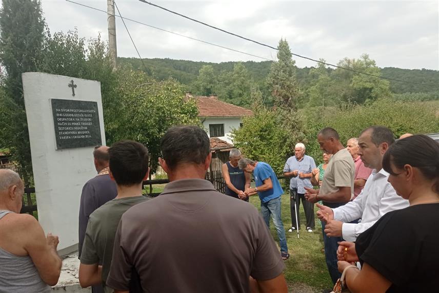 ЛОПАРЕ, 29. АВГУСТА /СРНА/ - У Лопарама је први пут након 84 године служен парастос код споменика у знак сјећања на 38 недужно пострадалих мјештана Бруснице, Вакуфа, Пирковаца и околних села који су стријељани 1941. године.