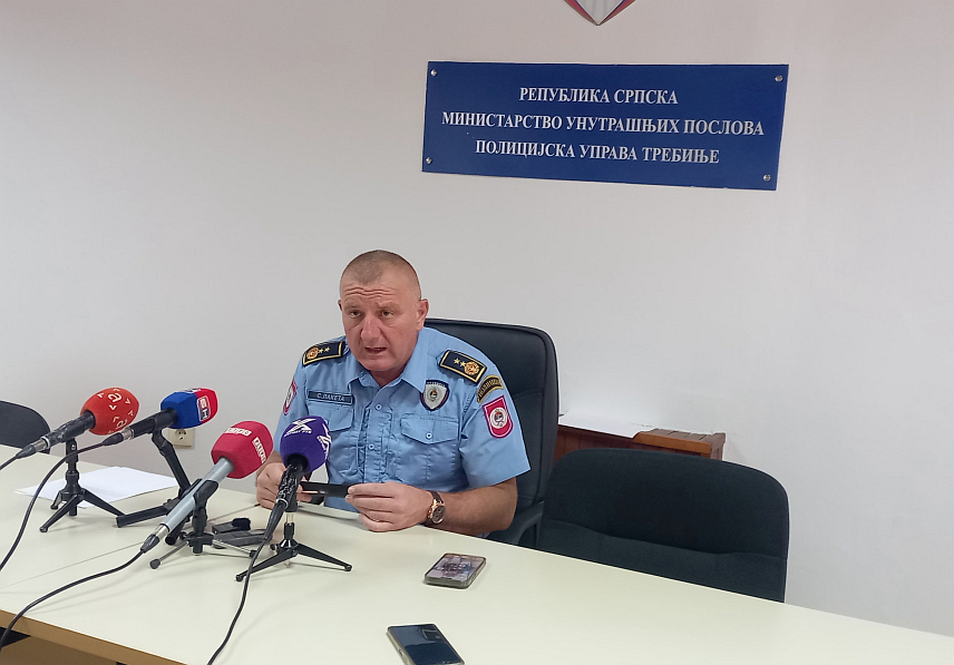 TРЕБИЊЕ, 29. АВГУСТА /СРНА/ - Припадници Полицијске управе Tребиње заплијенили су 78,5 килограма марихуане у мјесту Риља код Невесиња и ухапсили пет лица, рекао је начелник ове управе Синиша Лакета.
