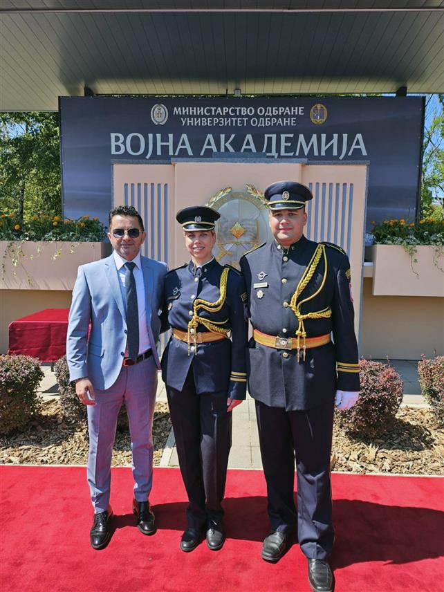 БЕОГРАД, 2. АВГУСТА /СРНА/ - Начелник Управе за ваздухопловство МУП-а Републике Српске Бобан Кустурић изјавио је Срни да је Управа од данас богатија за два млада пилота, међу којима је и прва жена пилот у Српској Габријела Петрушић из Бањалуке, те најавио да би за двије године требало да добије још два, чиме ће бити ријешено питање подмлађивања кадра.