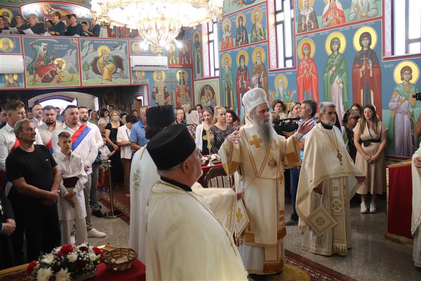 ДЕРВЕНТА, 2. АВГУСТА /СРНА/ - Његово високопреосвештенство митрополит зворничко–тузлански Фотије служио је данас литургију у Храму Светог великомученика кнеза Лазара у Појезни код Дервенте који прославља 130 година постојања.