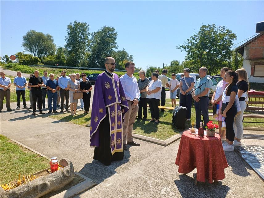БРОД, 2. АВГУСТА /СРНА/ - У насељу Бродско поље два код Брода данас је служен помен за 32 погинула борца Војске Републике Српске из овог мјеста, те за погинуле борце из других крајева чије су се породице настаниле у овој мјесној заједници.