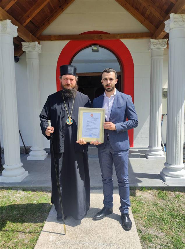 БОСАНСКИ ПЕТРОВАЦ, 2. АВГУСТА /СРНА/ - Епархија бихаћко–петровачка и Његово преосвештенство епископ Сергије прогласили су данас предсједника Републике Српске Милорада Додика великим добротвором храма Светог пророка Илије у Бравску, у општини Босански Петровац, а тим поводом предсједнику Милораду Додику додијељена је грамата - признање за његову несебичну подршку очувању светиња и духовности, коју је на свечаној прослави храмовне славе у његово име примио савјетник Немања Давидовић.