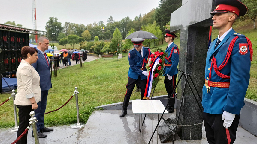 ПЕTРОВО, 30. АВГУСТА /СРНА/ - Код Спомен-крста погинулим борцима на Озрену и код споменика најмлађем борцу Војске Републике Српске Споменку Гостићу положени су вијенци и цвијеће поводом обиљежавања Дана несталих и погинулих у Одбрамбено-отаџбинском рату.

