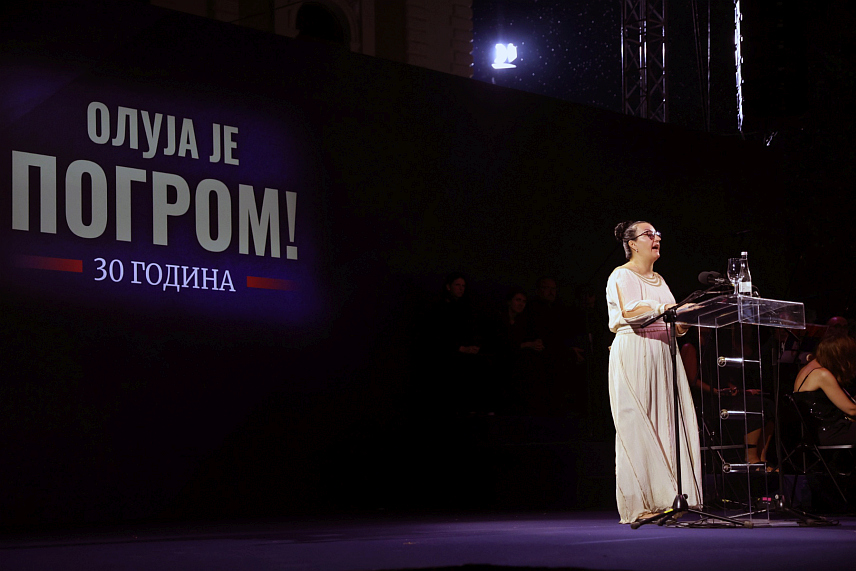 СРЕМСКИ КАРЛОВЦИ, 3. АВГУСТА /СРНА/ - Током обиљежавања окупљенима су се обратили и Срби из колоне избјеглих из Хрватске износећи сјећања и свједочења о томе шта су доживјели током егзодуса. Ненад Абрамовић/ фото: Борислав Здриња/