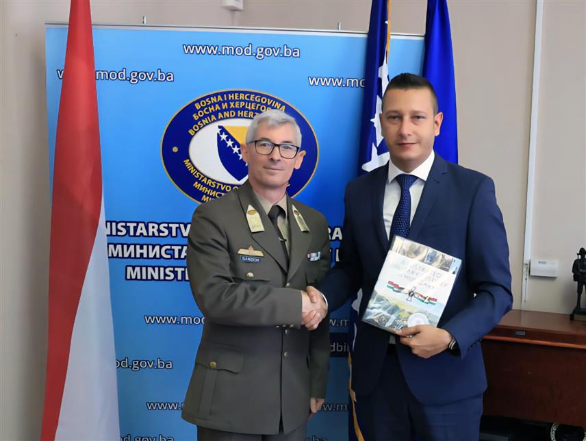 САРАЈЕВО, 5. АВГУСТА /СРНА/ - Замјеник министра одбране у Савјету министара Александар Гогановић састао се данас у Сарајеву са одлазећим војним аташеом Мађарске у БиХ пуковником Атилом Шандором.	