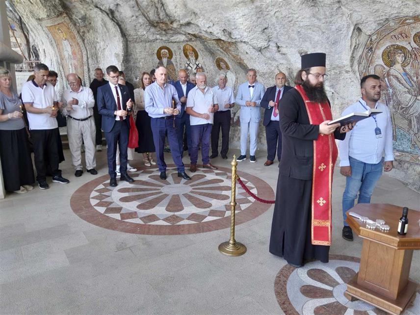 ПОДГОРИЦА, 6. АВГУСТА /СРНА/ - Српски национални савjет Црне Горе са сестринским организацијама обиљежио је Дан сjећања на српске жртве у акцији "Олуја", а у манастиру Острог служен је помен страдалима.