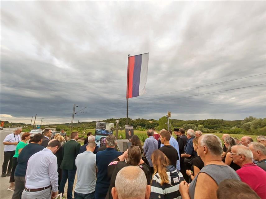 НОВИ ГРАД, 6. АВГУСТА /СРНА/ - У Сводни код Новог Града код спомен-крста за шест цивила страдалих 8. августа 1995. године кад је хрватска авијација гађала колуну Срба избјеглих из Републике Српске Крајине, служен је помен, положени су вијенци и прислужене су свијеће.	