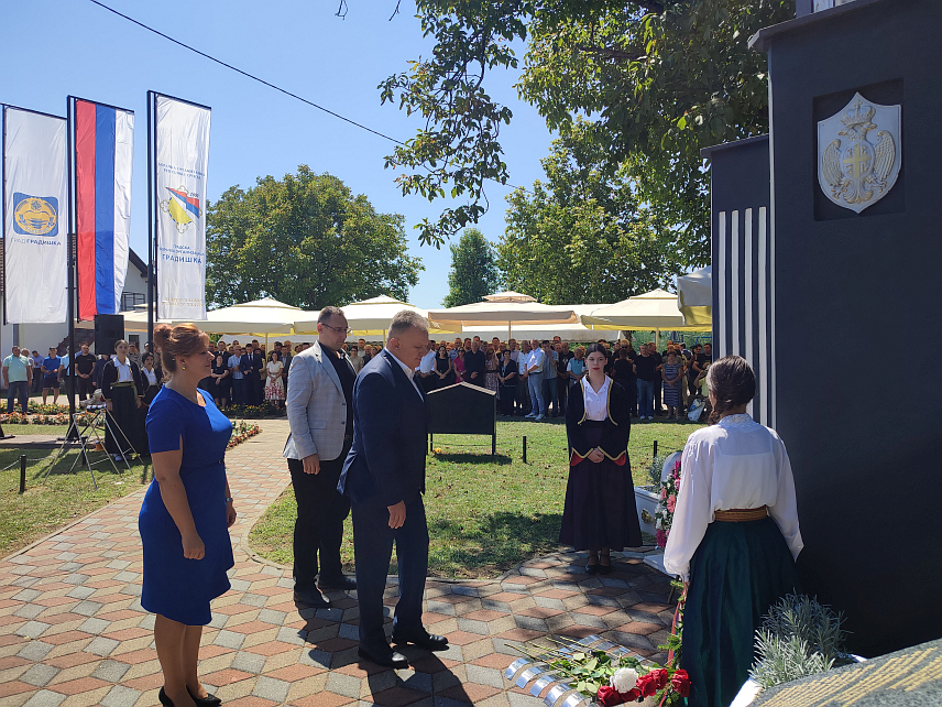 ГРАДИШКА, 8.АВГУСТА /СРНА/ - Код спомен-комплекса у Бок Јанковцу данас је служен парастос и положени вијенци поводом 33 године од одбране Градишке од агресије јединица Хрватске војске у којој је погинуло 16 бораца Војске Републике Српске, а више од 20 је рањено.