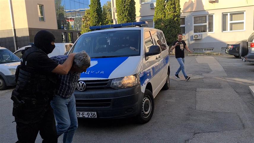 ДОБОЈ, 8. АВГУСТА /СРНА/ - У надлежност Окружног јавног тужилаштва у Добоју спроведен је Ранко Јаћимовић из Шамца, који је осумњичен да је на подручју ове општине убио двије особе, а једну ранио.