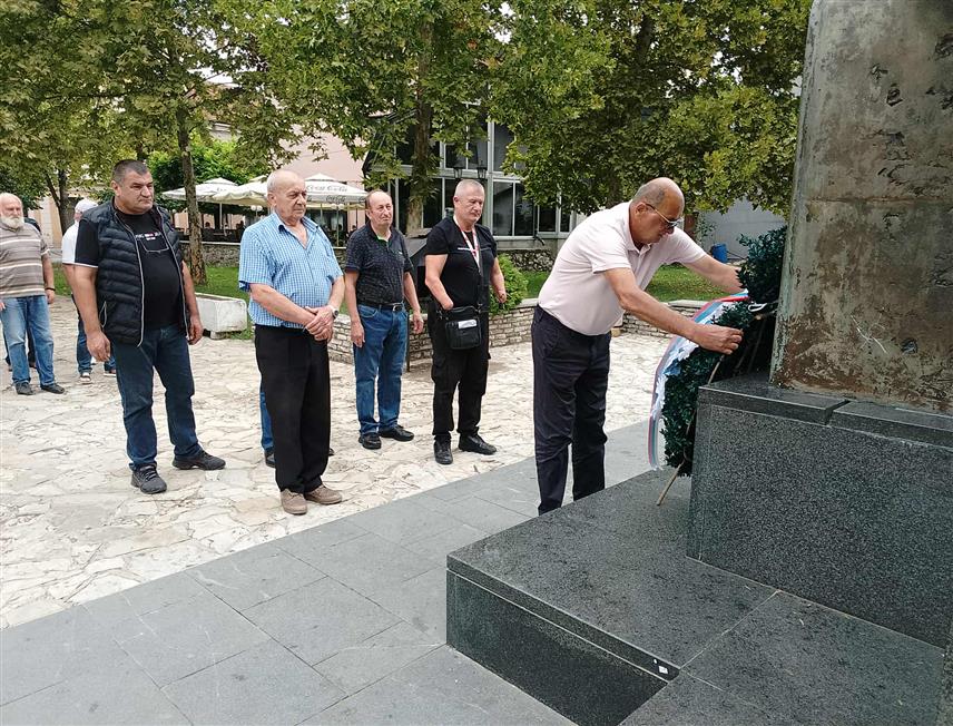 НОВИ ГРАД, 10. СЕПТЕМБРА /СРНА/ - Чланови Удружења ратних војних инвалида Нови Град положили су данас вијенце и прислужили свијеће код централног спомен-обиљежја погинулим борцима Војске Републике Српске поводом Дана ратних војних инвалида Српске.