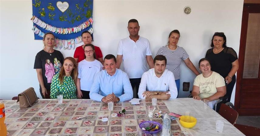 БИЈЕЉИНА, 10. СЕПТЕМБРА /СРНА/ - Представници Центра за социјални рад Бијељина посјетили су Удружење "Бијељинска дјеца сунцокрети" и уручили им новчана средства прикупљена приликом љетњег биоскопа на отвореном, који је Центар недавно организовао.