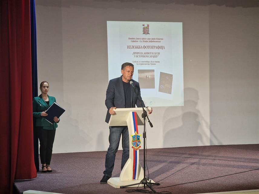 ИСТОЧНО САРАЈЕВО, 9. СЕПТЕМБРА /СРНА/ - У Трнову је вечерас отворена изложба фотографија "Природа, живот и људи у Источном Сарајеву" на којима су приказани свакодневни живот, људи и природне љепоте овог града.