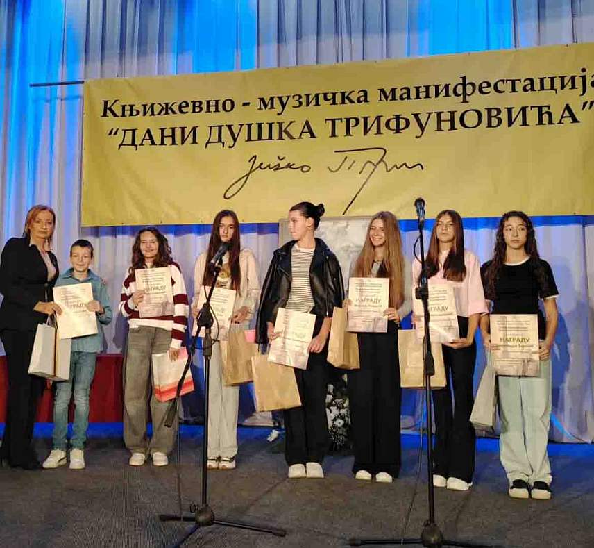 ПАЛЕ, 12. СЕПТЕМБРА /СРНА/ - Програмом "Дјеци у част", проглашењем побједника и додјелом награда за најбољи литерални рад о теми "Како се расте", на Палама је данас почела тродневна манифестација "Дани Душка Трифуновића".