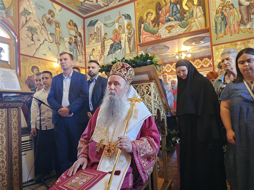 УГЉЕВИК, 12. СЕПТЕМБРА /СРНА/ - Његово високопреосвештенство митрополит зворничко-тузлански Фотије служио је данас Свету архијерејску литургију у угљевичком Манастиру Светог Александра Невског.