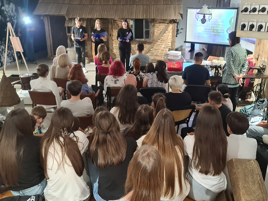 ДОБОЈ, 12. СЕПТЕМБРА /СРНА/ - Ученици добојске Гимназије "Јован Дучић" данас су на свечаности поводом Дана српског јединства, слободе и националне заставе, представили четири српске хероине из Великог рата - Милунку Савић, Љубицу Чакаревић, Василију Вукотић и Надежду Петровић.