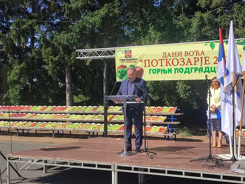 ГРАДИШКА, 12. СЕПТЕМБРА /СРНА/ - Градоначелник Градишке Зоран Аџић у обраћању присутнима на отварању 20. манифестације "Дани воћа Поткозарје 2025" у Горњим Подграцима.