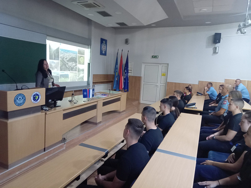 БАЊАЛУКА, 12. СЕПТЕМБРА /СРНА/ - Радионица "Виртуелни обилазак пејзажно-амбијенталних потенцијала долине ријеке Цврцке" за ученике Средње школе унутрашњих послова одржана је данас на бањалучком Природно-математичком факултету /ПМФ/ у оквиру обиљежавања Дана српског јединства, слободе и националне заставе.
