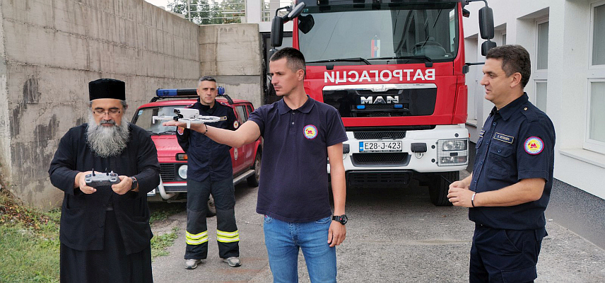 ПЕТРОВО, 12. СЕПТЕМБРА /СРНА/ - Добровољној ватрогасно-спасилачкој јединици Петрово данас је уручен дрон за осматрање и лоцирање пожаришта који је донирао игуман Манастира Светог Николе Гаврило Стевановић.	