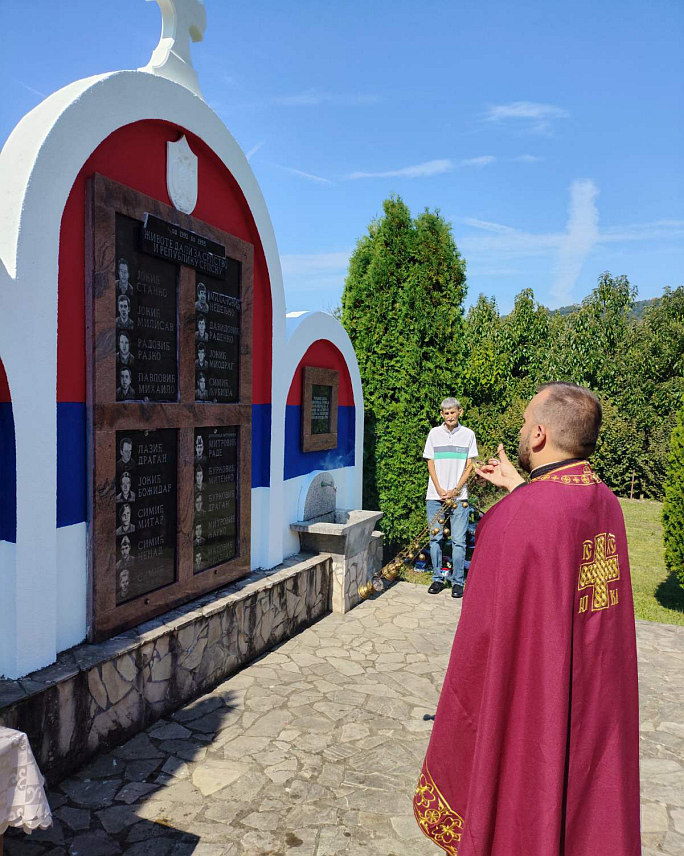 БРАТУНАЦ, 13. СЕПТЕМБРА /СРНА/ - У подрињском селу Полом у братуначкој општини данас је освештано спомен-обиљежје и служен парастос погинулим мјештанима овог села у Одбрамбено-отаџбинском и Другом свјетском рату.